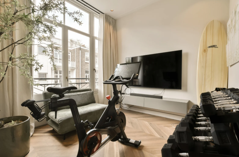 Wie man ein Fitnessstudio in einer Wohnung einrichtet, indem man dort, wo man es braucht, Standard und dort, wo man es wirklich braucht, Maßarbeit verwendet