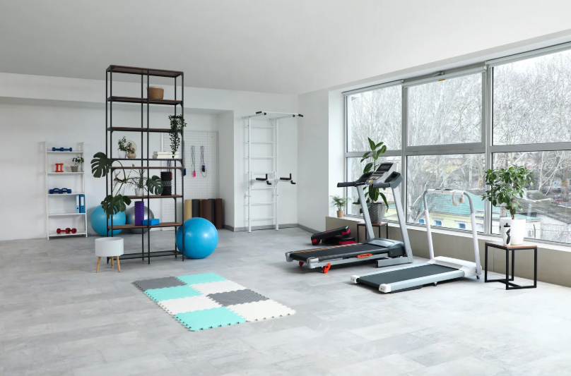 Elementi standard e custom possono convivere bene in una home gym evoluta