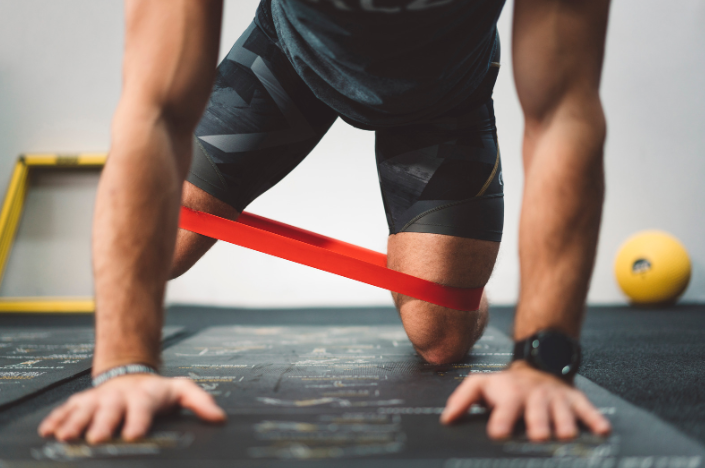 HIIT workout with elastic bands: 20-minute circuit