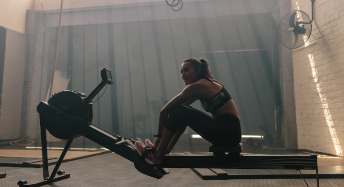 Rowing machine for the elderly: simple exercises and precautions