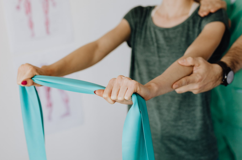 Home gym minimale: allenarsi efficacemente con elastici ed ercolina
