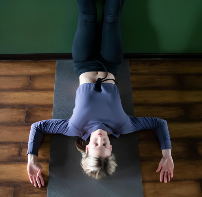 Pilates en pared: la tendencia que transforma el muro en un gimnasio