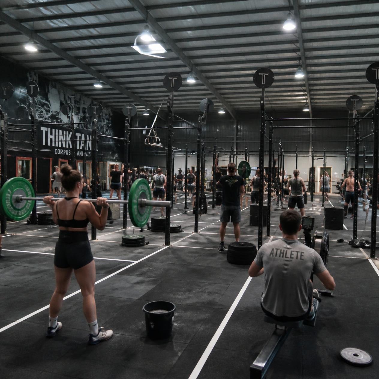 Suelos para centros de cross training: cómo elegir el grosor adecuado para la caída de la barra