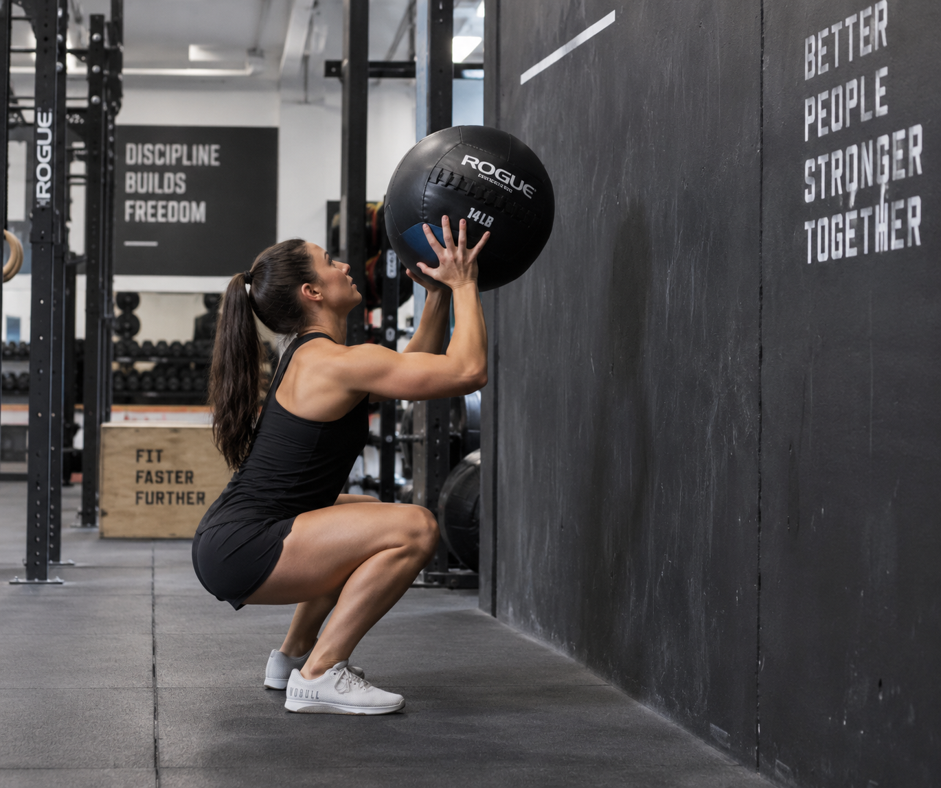 Wall Ball im professionellen Fitnessstudio: So gestalten Sie eine spezielle Wand und ein spezielles Ziel