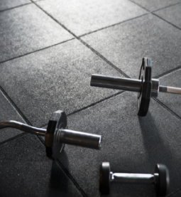 Pavimento gommato o parquet sportivo? Confronto tecnico