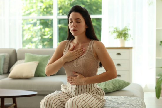 Tecniche semplici di respirazione per calmare ansia e stress