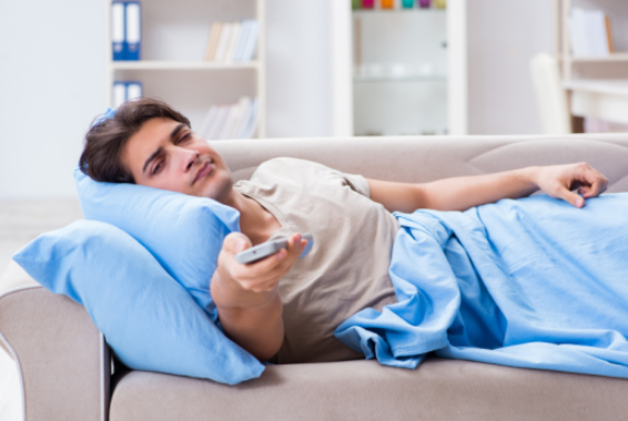 Alzarsi dal divano: tecniche per iniziare la serata attiva