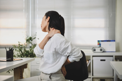 Spalle rigide da stress: micro-pause di 3 minuti mentre lavori