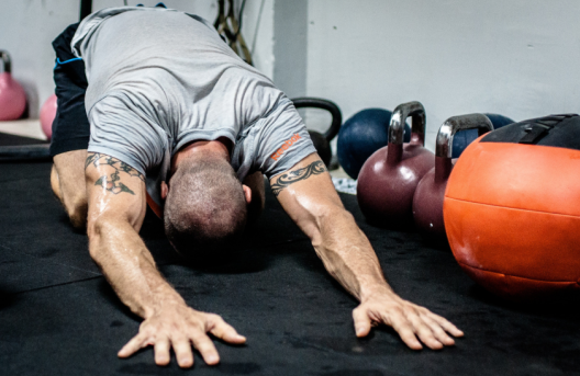 Steife Schultern: Schulterblattbeweglichkeit in 6 Minuten