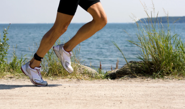 Die Mikroroutine gegen schwere Beine durch einen sitzenden Lebensstil