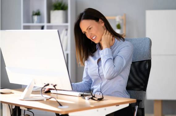 Come prevenire il mal di schiena con micro-azioni quotidiane