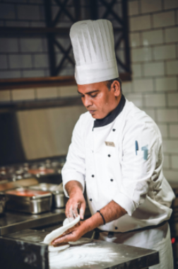 Stehende Haltung für diejenigen, die lange Stunden am Tresen oder im Laden arbeiten