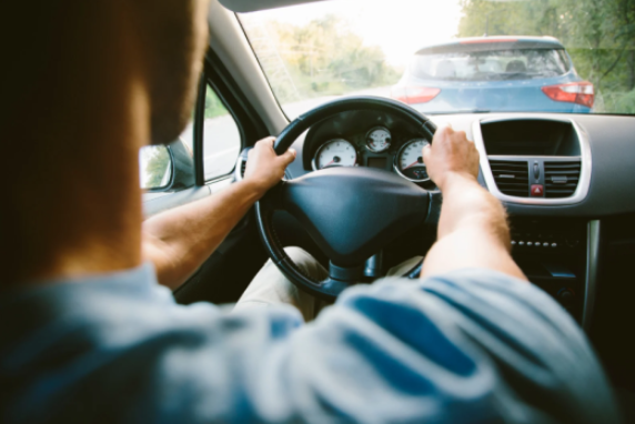 Postura alla guida: come regolare sedile e volante per non arrivare distrutto a fine giornata