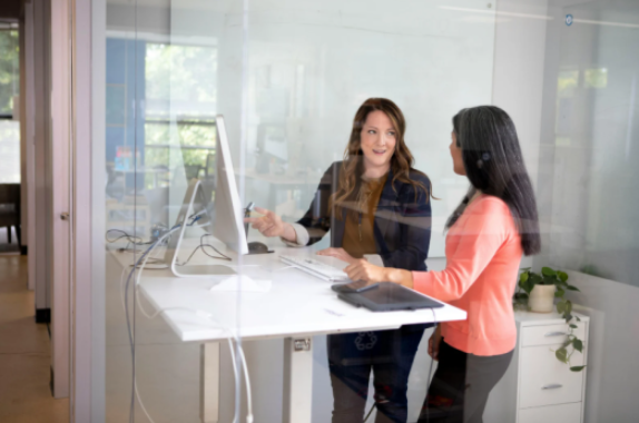 Stehschreibtisch und Haltung: Wie man die Stehposition nutzt, ohne Beine und Rücken zu zerstören