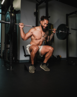 Posture errors in the squat that stress the back (and how to correct them)