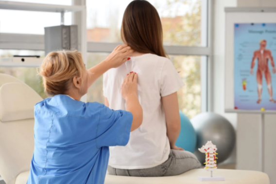 Postura y escoliosis leve: qué puede ayudar y qué no se debe al entrenamiento