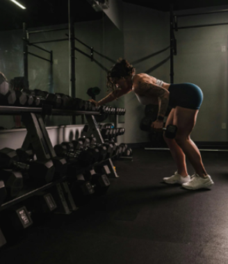 Postura corretta in piedi quando sollevi pesi nella vita quotidiana (spesa, bambini, scatoloni)